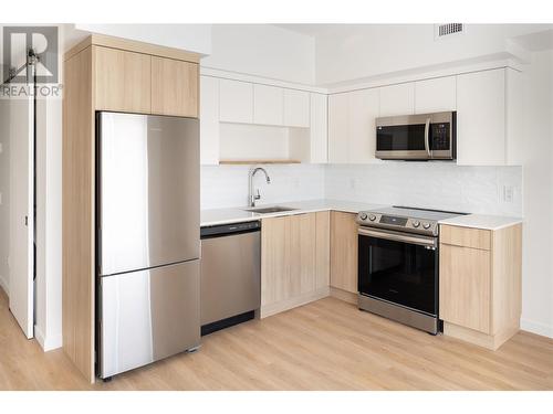 604 Cawston Avenue Unit# 414, Kelowna, BC - Indoor Photo Showing Kitchen With Stainless Steel Kitchen