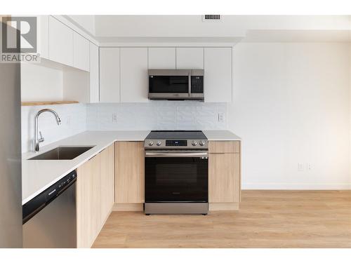 604 Cawston Avenue Unit# 414, Kelowna, BC - Indoor Photo Showing Kitchen