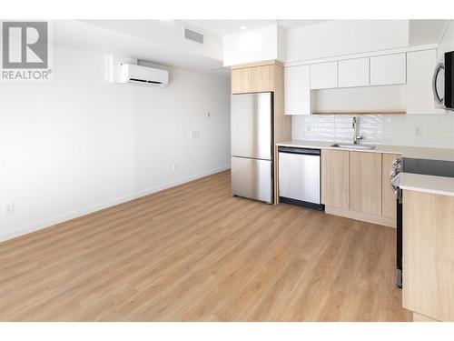 604 Cawston Avenue Unit# 414, Kelowna, BC - Indoor Photo Showing Kitchen With Stainless Steel Kitchen