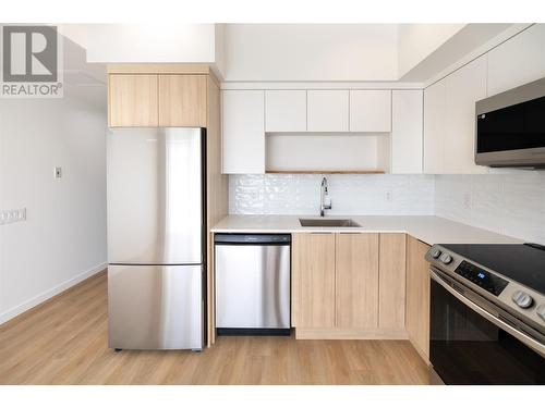 604 Cawston Avenue Unit# 414, Kelowna, BC - Indoor Photo Showing Kitchen With Stainless Steel Kitchen