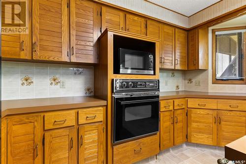 2610 Thornicroft Bay E, Regina, SK - Indoor Photo Showing Kitchen