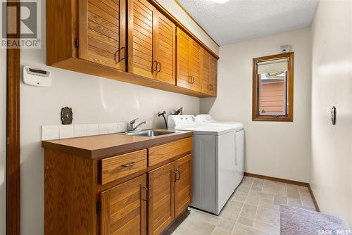 2610 Thornicroft Bay E, Regina, SK - Indoor Photo Showing Laundry Room