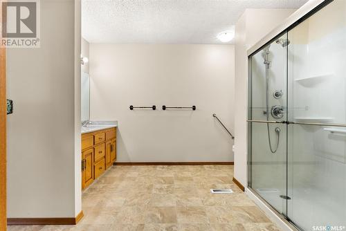 2610 Thornicroft Bay E, Regina, SK - Indoor Photo Showing Bathroom