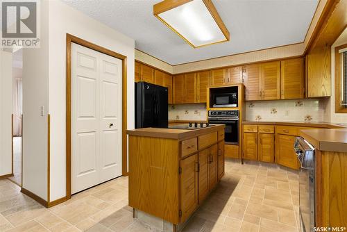 2610 Thornicroft Bay E, Regina, SK - Indoor Photo Showing Kitchen