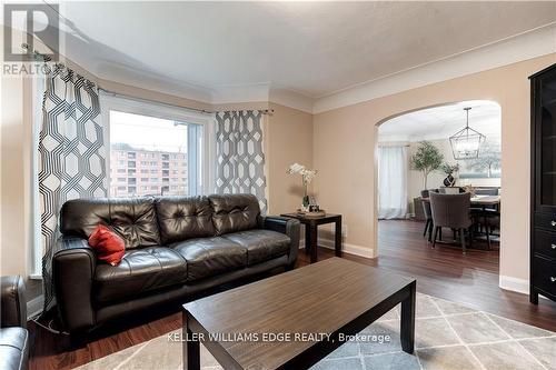 17 Dundas Street, Hamilton (Dundas), ON - Indoor Photo Showing Living Room