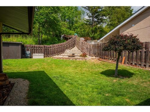 924 7Th Street, Montrose, BC - Outdoor