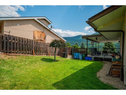 924 7Th Street, Montrose, BC - Outdoor With Deck Patio Veranda