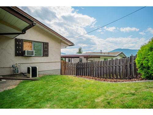 924 7Th Street, Montrose, BC - Outdoor