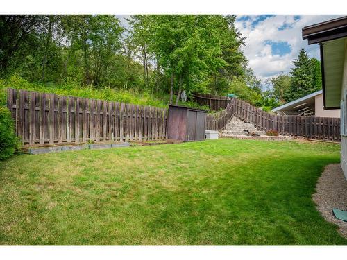 924 7Th Street, Montrose, BC - Outdoor