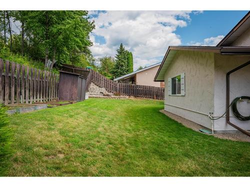 924 7Th Street, Montrose, BC - Outdoor