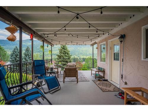 924 7Th Street, Montrose, BC - Indoor Photo Showing Garage