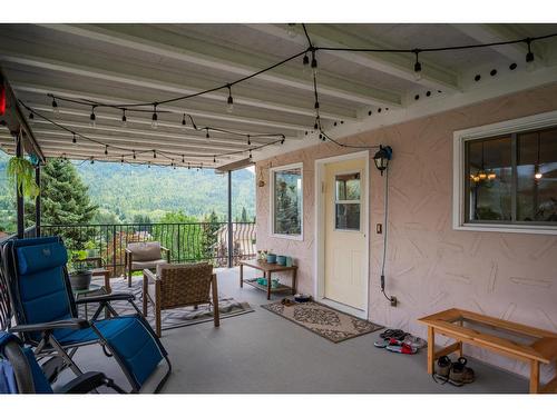 924 7Th Street, Montrose, BC - Indoor Photo Showing Garage