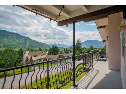 924 7Th Street, Montrose, BC - Outdoor With View With Exterior