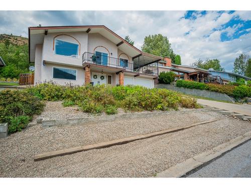 924 7Th Street, Montrose, BC - Outdoor