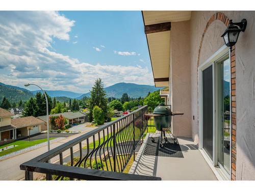 924 7Th Street, Montrose, BC - Outdoor With View With Exterior