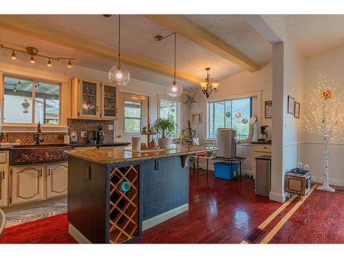 924 7Th Street, Montrose, BC - Indoor Photo Showing Kitchen