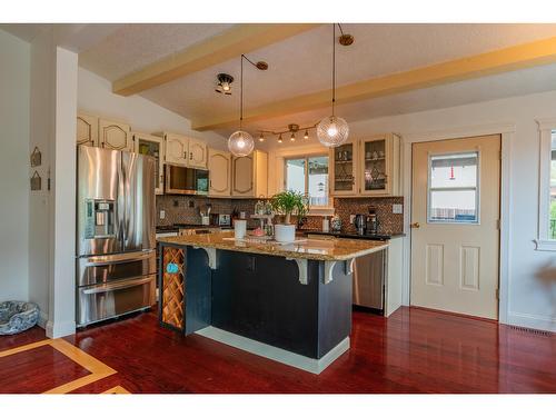 924 7Th Street, Montrose, BC - Indoor Photo Showing Kitchen With Upgraded Kitchen