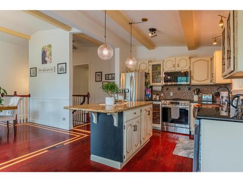 924 7Th Street, Montrose, BC - Indoor Photo Showing Kitchen