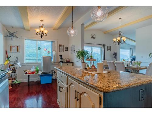 924 7Th Street, Montrose, BC - Indoor Photo Showing Kitchen