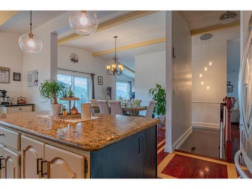 924 7Th Street, Montrose, BC - Indoor Photo Showing Kitchen