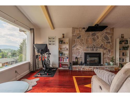 924 7Th Street, Montrose, BC - Indoor Photo Showing Living Room With Fireplace