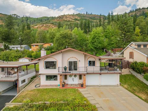 924 7Th Street, Montrose, BC - Outdoor With Deck Patio Veranda