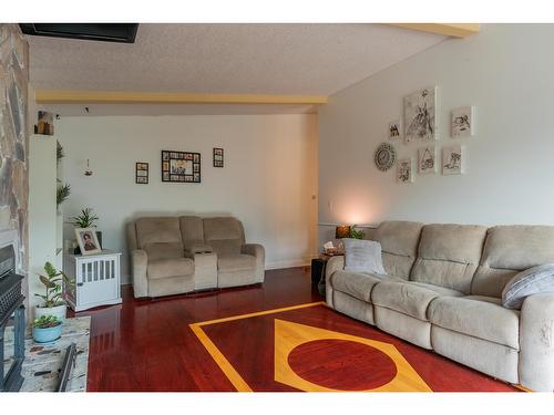 924 7Th Street, Montrose, BC - Indoor Photo Showing Living Room With Fireplace