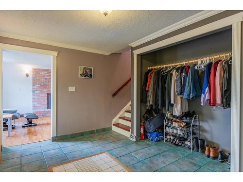 924 7Th Street, Montrose, BC - Indoor