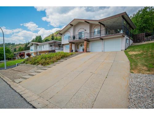 924 7Th Street, Montrose, BC - Outdoor