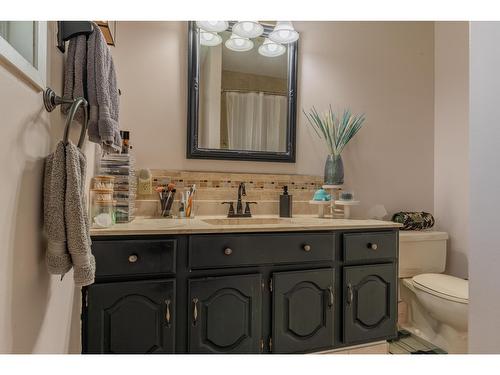 924 7Th Street, Montrose, BC - Indoor Photo Showing Bathroom