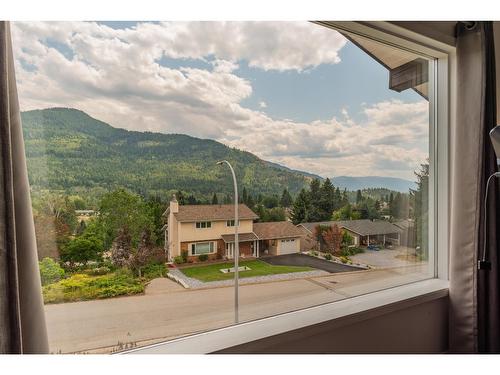 924 7Th Street, Montrose, BC - Outdoor With View