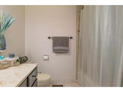 924 7Th Street, Montrose, BC - Indoor Photo Showing Bathroom