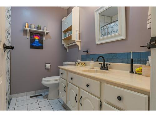 924 7Th Street, Montrose, BC - Indoor Photo Showing Bathroom