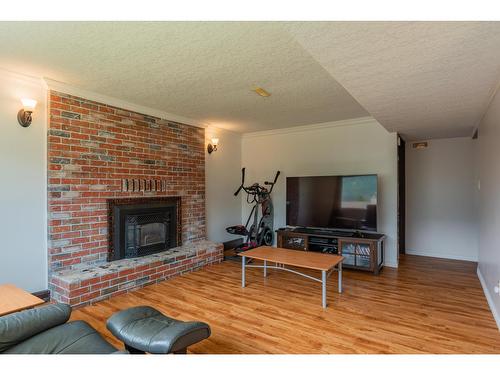 924 7Th Street, Montrose, BC - Indoor Photo Showing Living Room With Fireplace