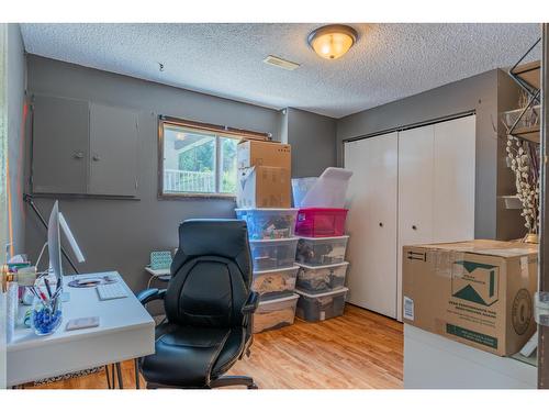 924 7Th Street, Montrose, BC - Indoor Photo Showing Office