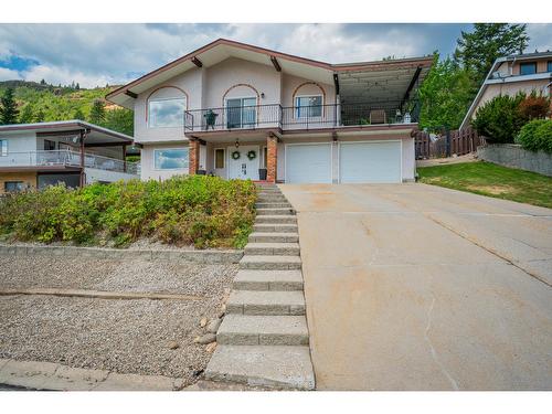 924 7Th Street, Montrose, BC - Outdoor With Facade