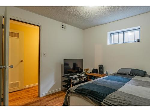 924 7Th Street, Montrose, BC - Indoor Photo Showing Bedroom