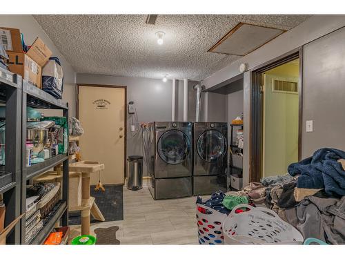 924 7Th Street, Montrose, BC - Indoor Photo Showing Laundry Room