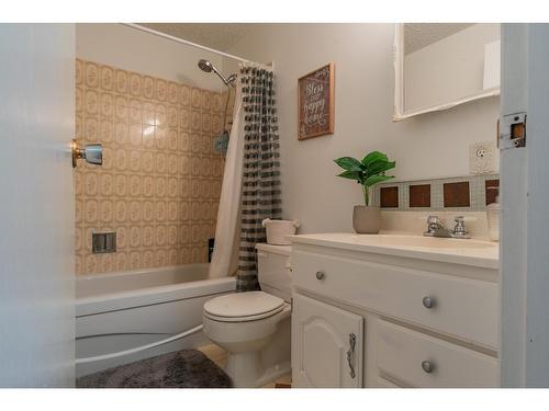 924 7Th Street, Montrose, BC - Indoor Photo Showing Bathroom