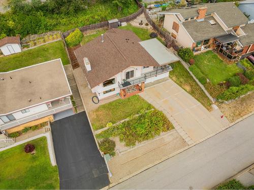 924 7Th Street, Montrose, BC - Outdoor