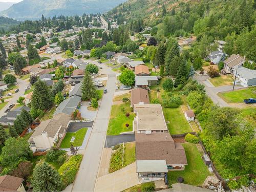 924 7Th Street, Montrose, BC - Outdoor With View