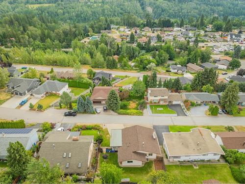 924 7Th Street, Montrose, BC - Outdoor With View