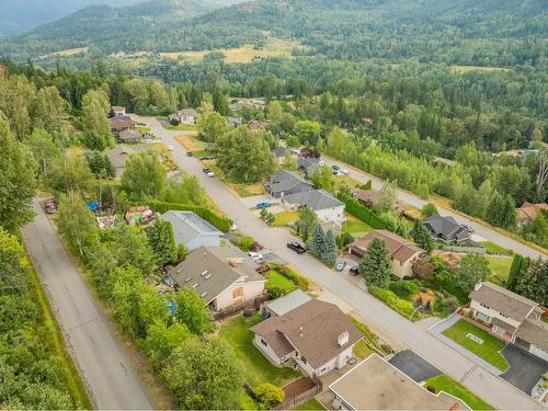 924 7Th Street, Montrose, BC - Outdoor With View