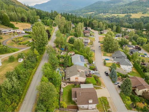 924 7Th Street, Montrose, BC - Outdoor With View