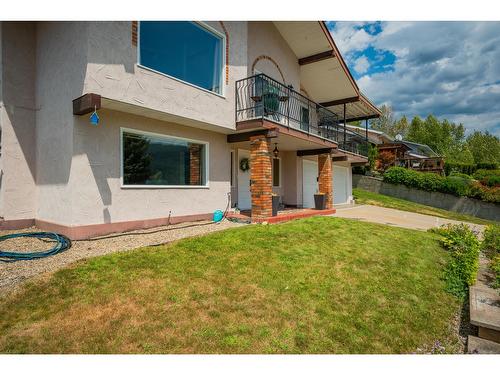 924 7Th Street, Montrose, BC - Outdoor