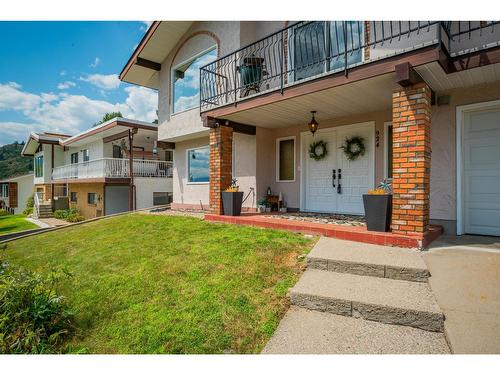 924 7Th Street, Montrose, BC - Outdoor