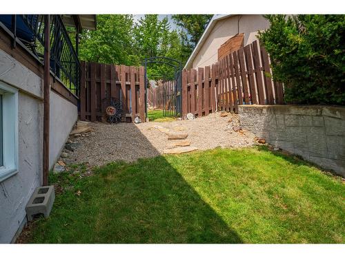 924 7Th Street, Montrose, BC - Outdoor