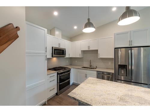 12 - 1512 Granite Drive, Golden, BC - Indoor Photo Showing Kitchen With Double Sink With Upgraded Kitchen