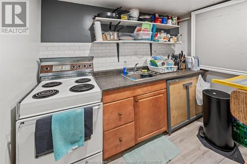 3577 King Street, Windsor, ON - Indoor Photo Showing Kitchen