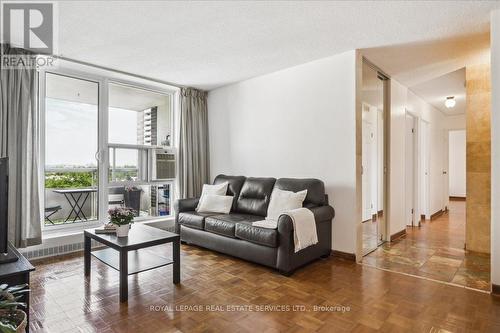 806 - 175 Hilda Avenue, Toronto (Newtonbrook West), ON - Indoor Photo Showing Living Room